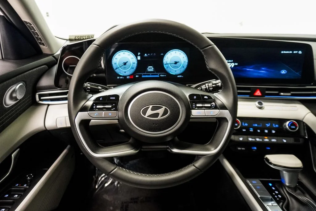 Used 2025 White Hyundai Limited image 15