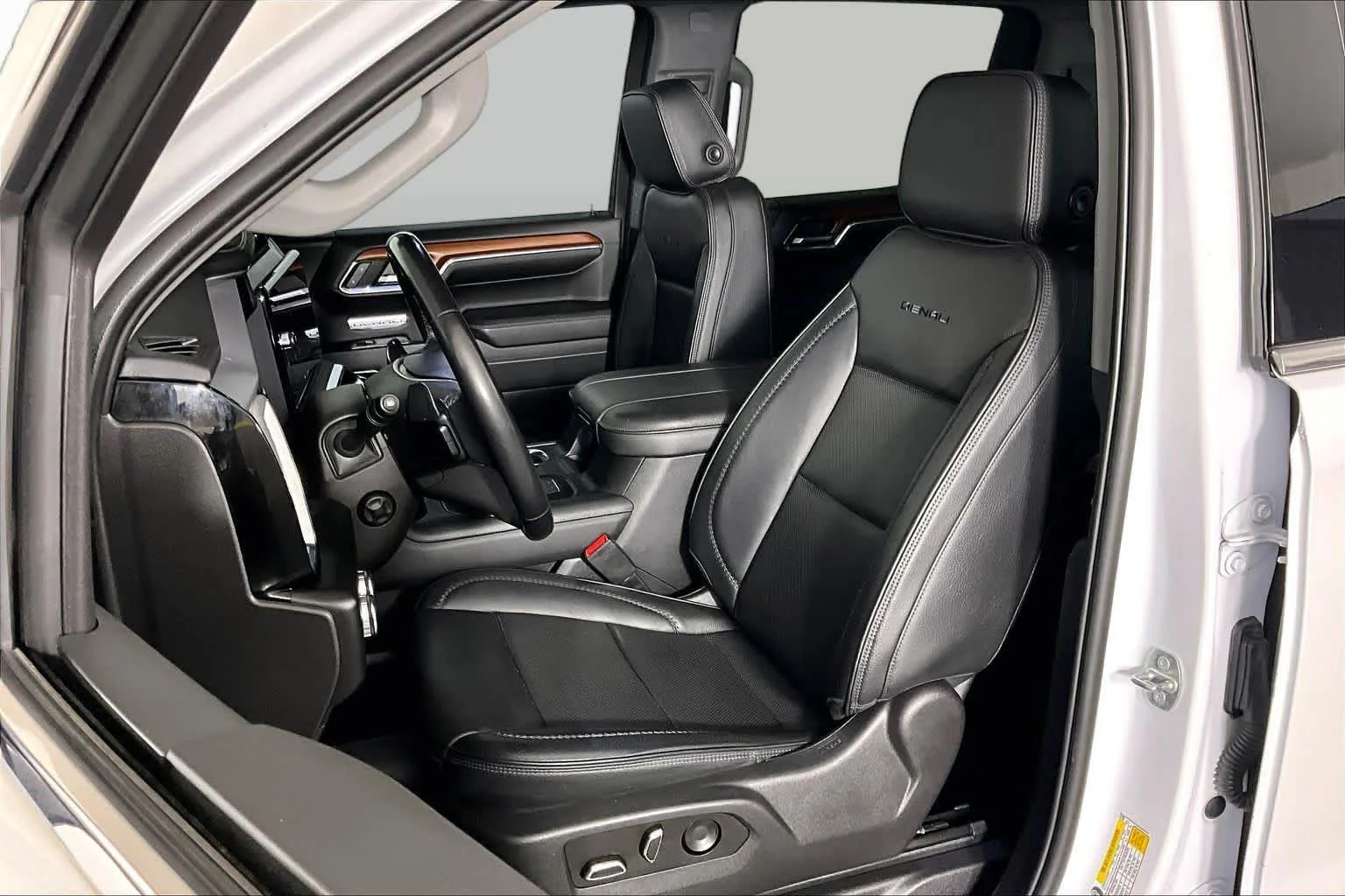 Used 2023 White Frost Tricoat GMC Denali image 8