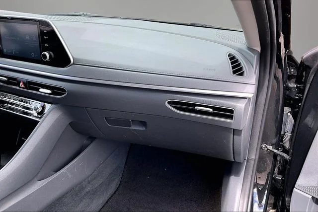 Used 2022 Black Hyundai SE image 21