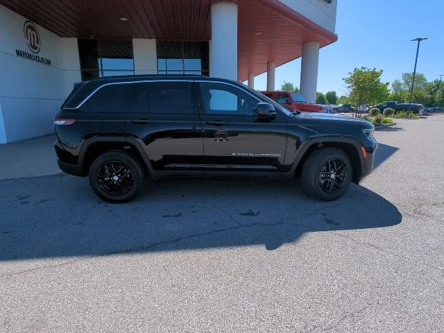 New 2026 Diamond Black Crystal Pearl-Coat Exterior Paint Jeep Laredo X image 31