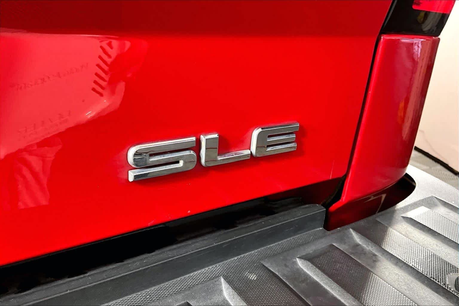 Used 2018 Cardinal Red GMC SLE image 10