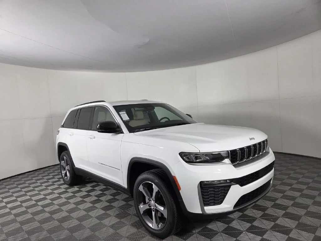 New 2026 Bright White Clear-Coat Exterior Paint Jeep Limited image 2