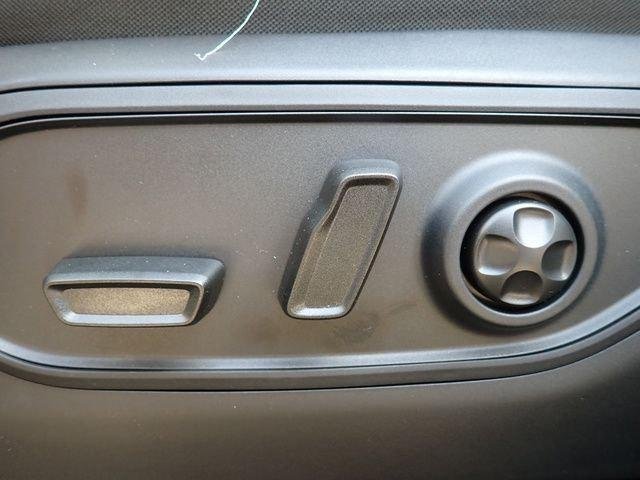 New 2026 Diamond Black Crystal Pearl-Coat Exterior Paint Jeep Laredo image 17