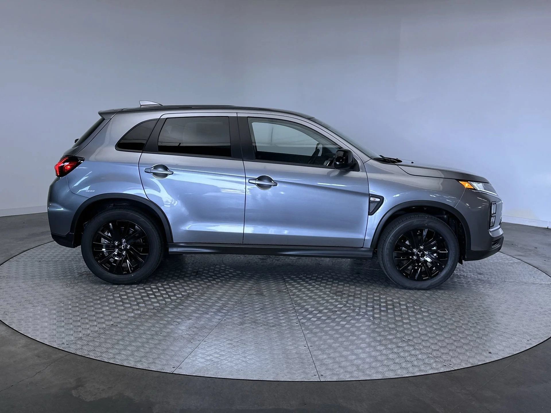 New 2026 Mercury Gray Metallic Mitsubishi LE image 10