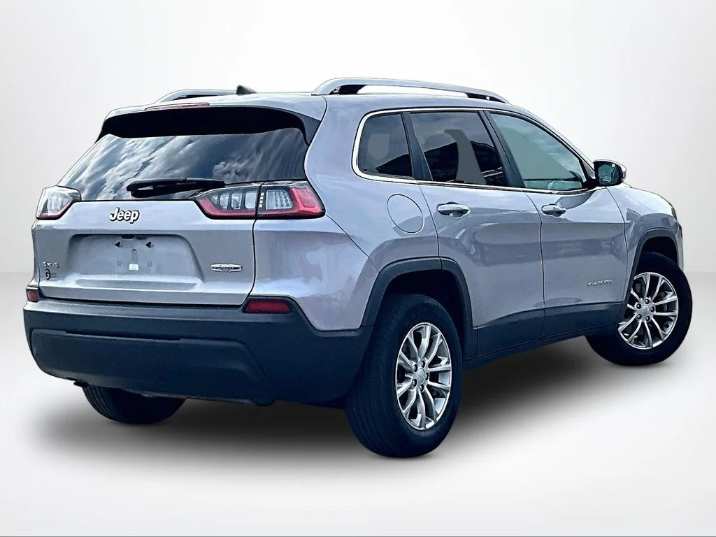 Used 2021 Silver Jeep Latitude Plus image 3