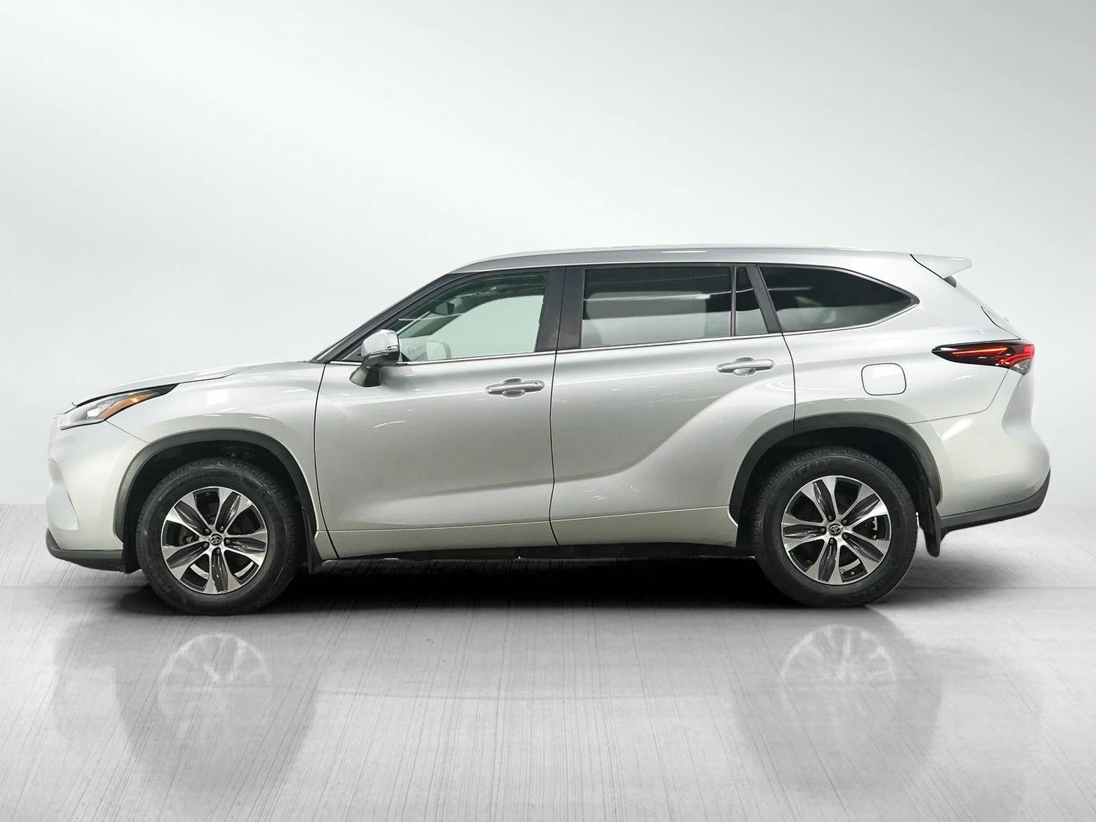 Used 2024 Toyota Highlander XLE with VIN 5TDKDRBH9RS564955 for sale in Burnsville, Minnesota
