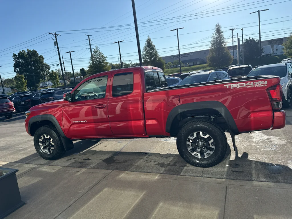 Used 2018 Red Toyota SR5 image 6