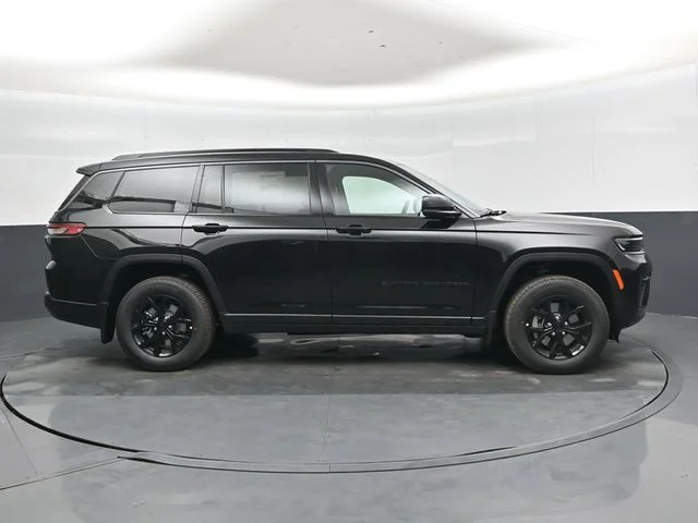 New 2026 Diamond Black Crystal Pearl-Coat Exterior Paint Jeep Altitude image 2