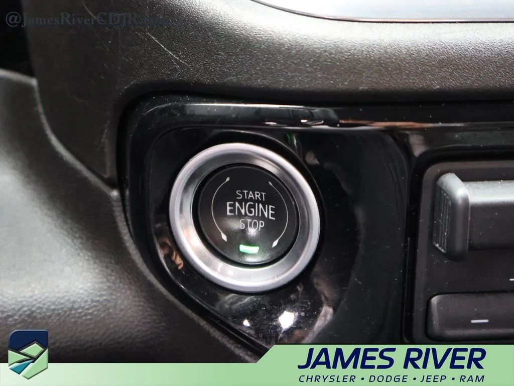 Used 2025 Silver GMC SLT image 31