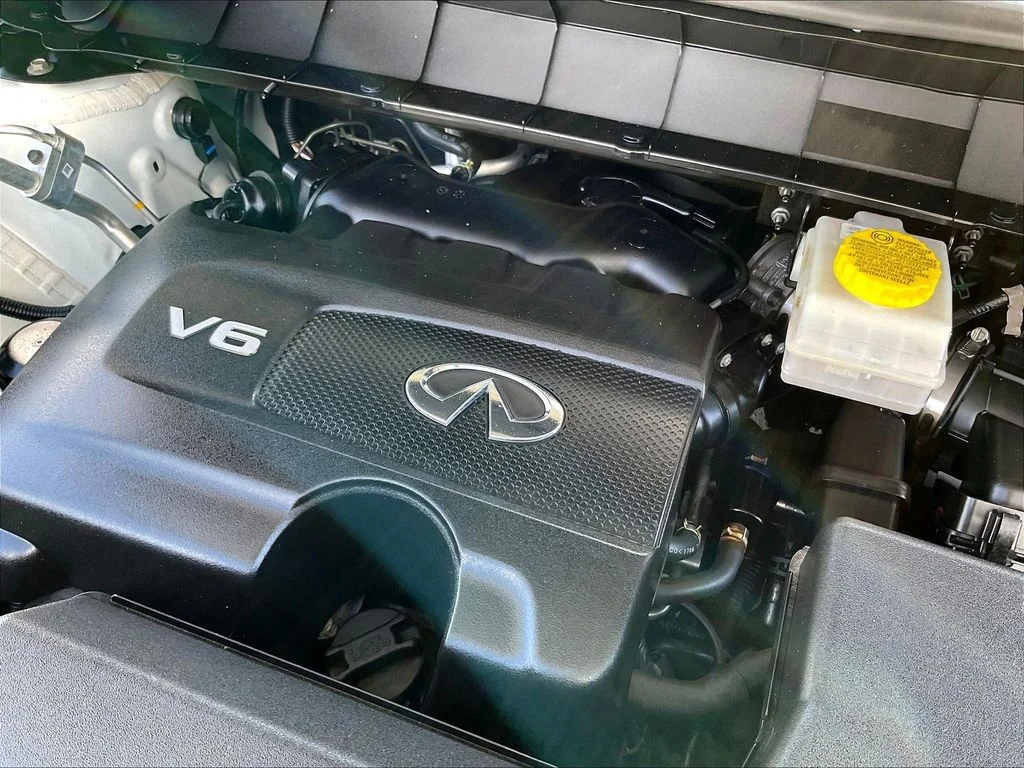 Used 2023 White INFINITI LUXE image 33