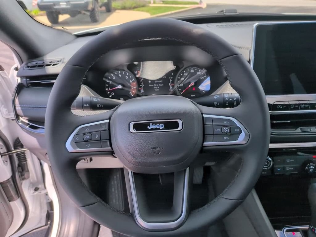 New 2026 Bright White Clear-Coat Exterior Paint Jeep Latitude image 20