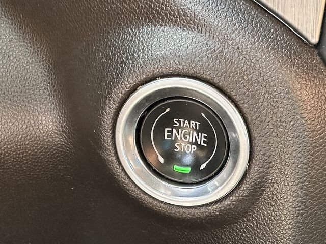 Used 2022 White GMC Denali image 31