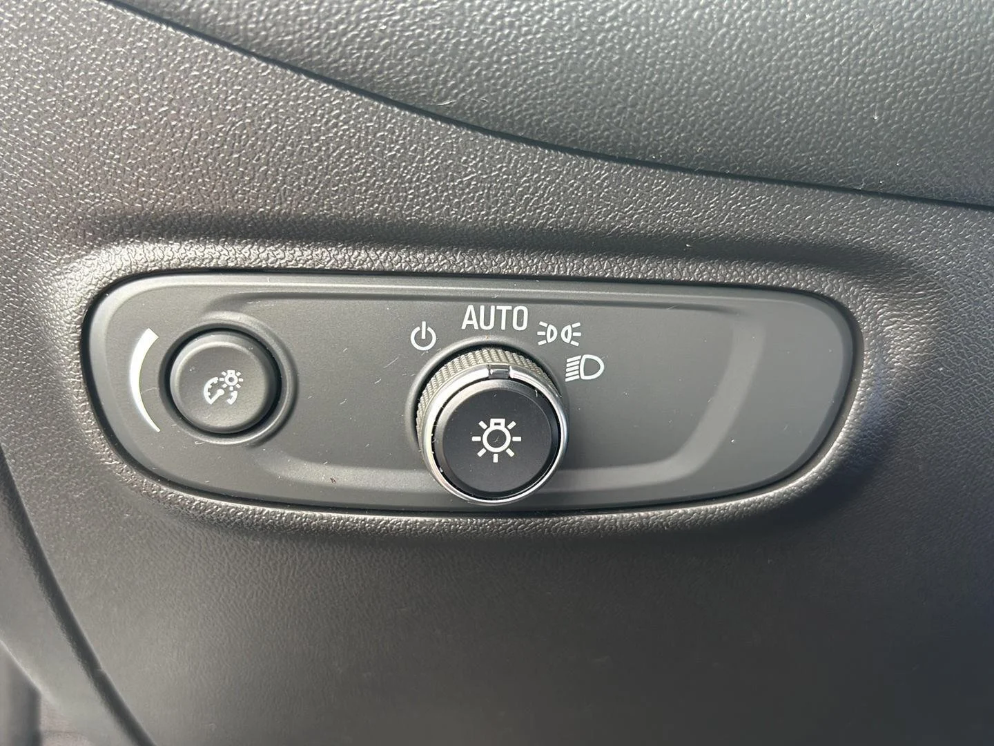 Used 2022 Silver Ice Metallic Chevrolet LT image 9