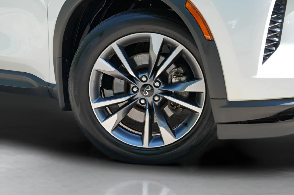 Used 2024 White INFINITI LUXE image 15