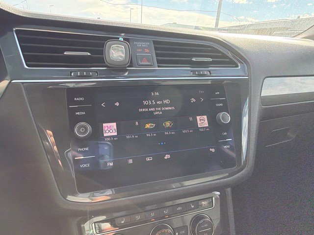 Used 2018 Pearl Metallic Volkswagen SE image 17
