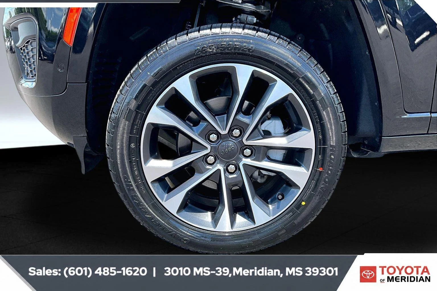 Used 2023 Diamond Black Crystal Pearlcoat Jeep Overland image 7