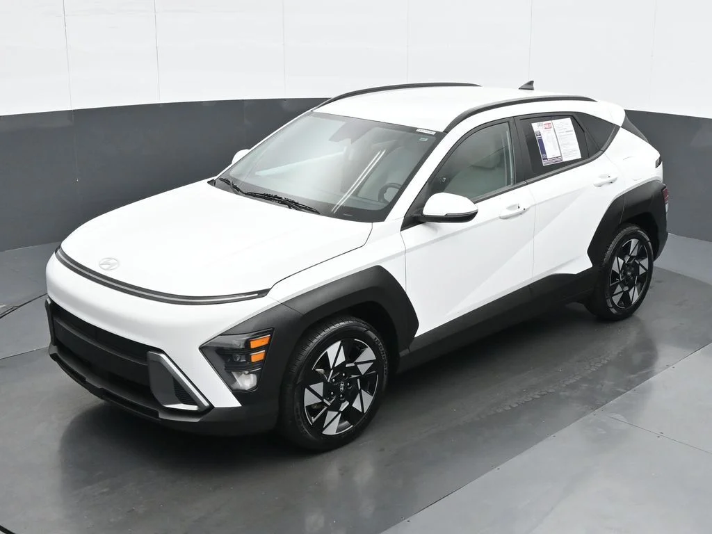 Used 2025 White Hyundai SEL image 18