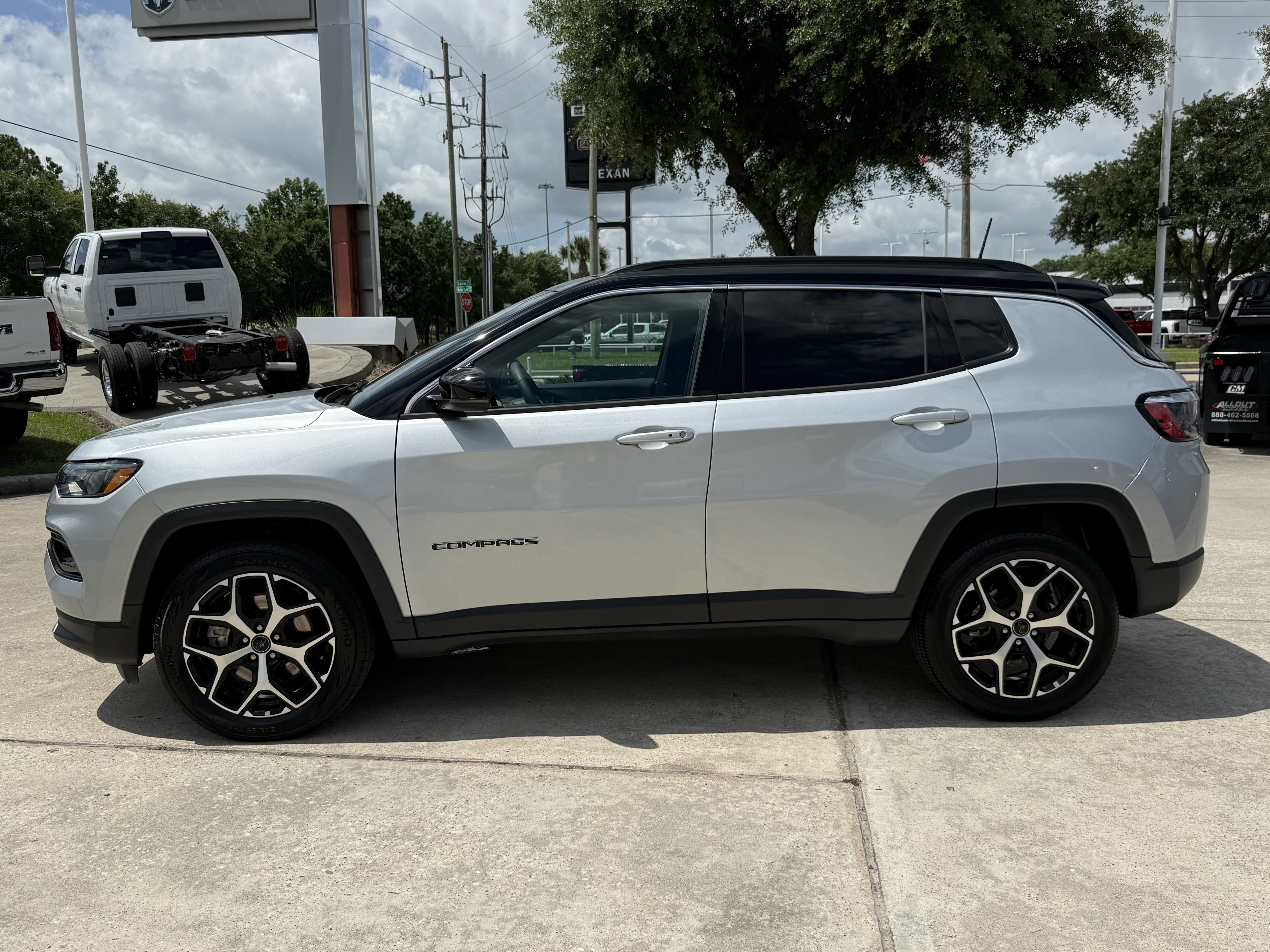 Used 2025 Silver Zynith Metallic Clearcoat Jeep  image 7