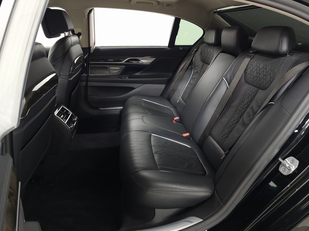 2020 BMW 745E - Image 38