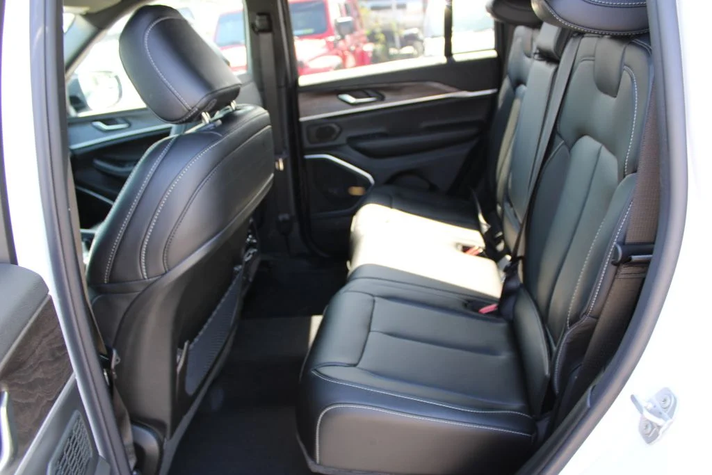 New 2026 Bright White Clear-Coat Exterior Paint Jeep Limited image 16