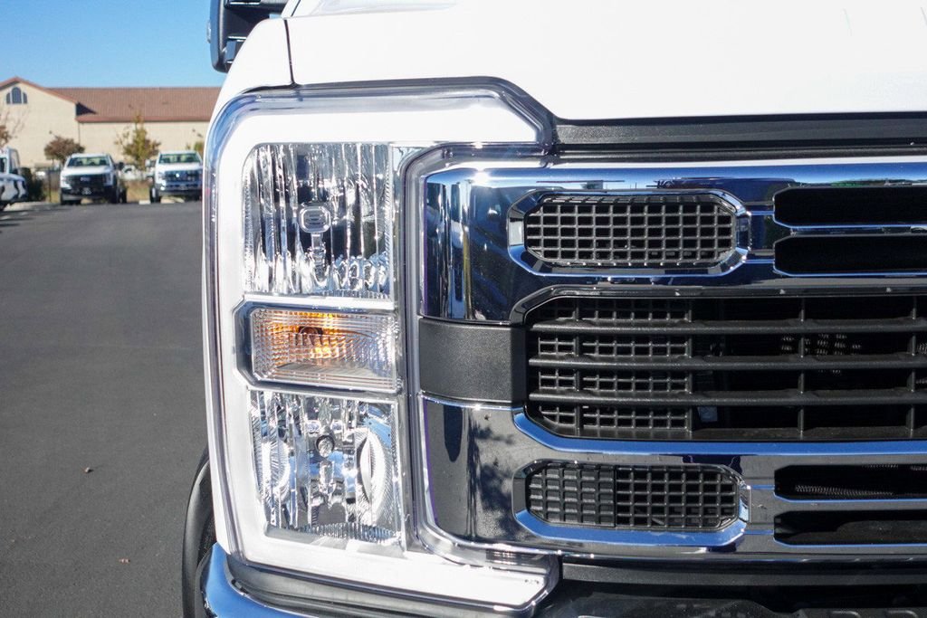 New 2026 Oxford White Ford F-250® XLT image 4