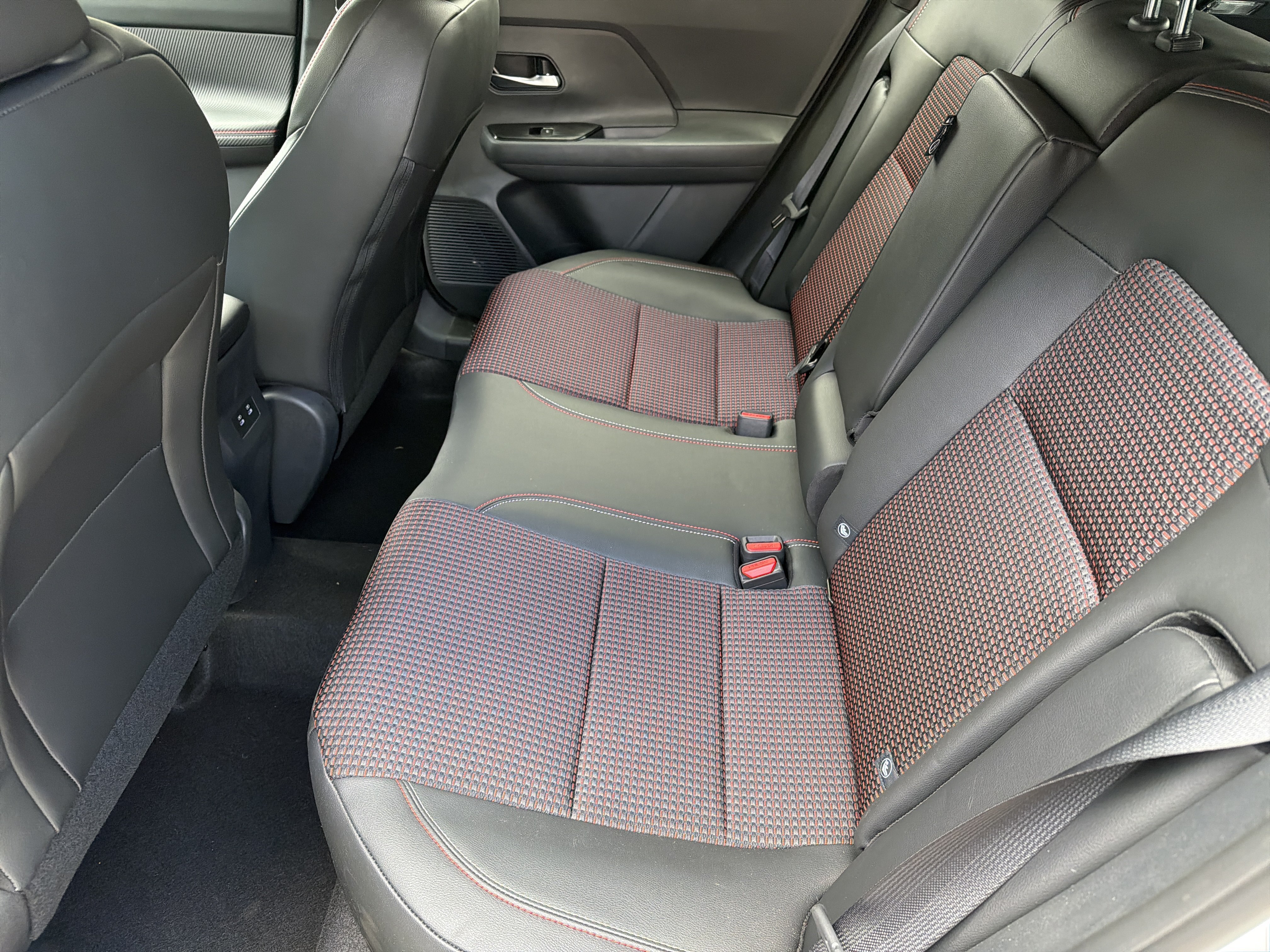 New 2026 Aspen White Tricoat/Super Black Nissan SR image 21