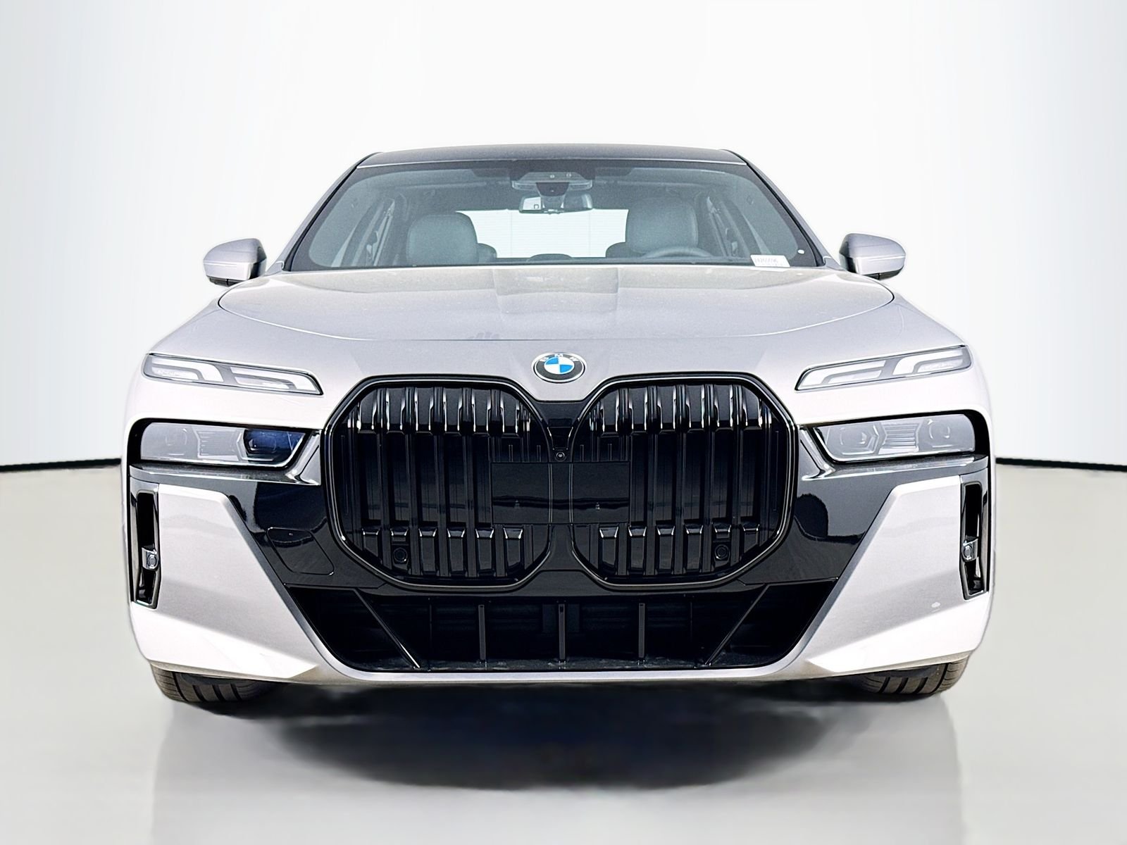 New 2026 Oxide Grey Metallic BMW 760i xDrive image 2