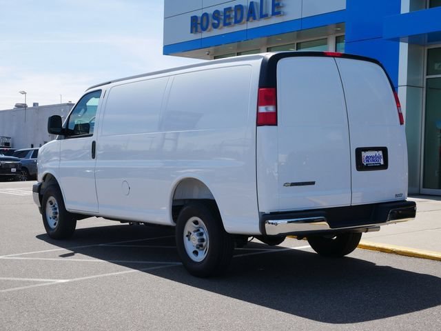 New 2025 Summit White Chevrolet WT image 4