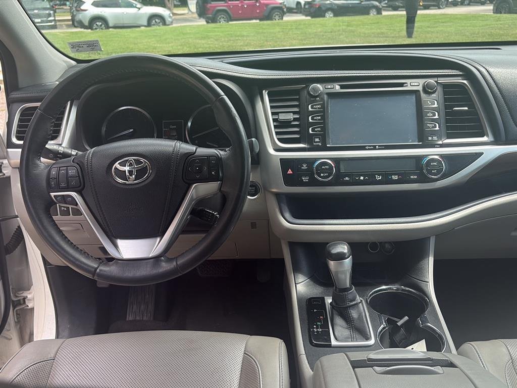 Used 2014 WHITE TOYOTA  image 7