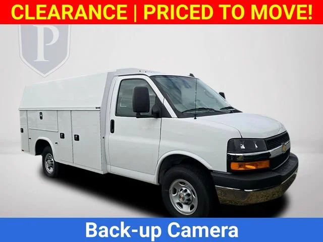 New 2025 Summit White Chevrolet 1WT image 2