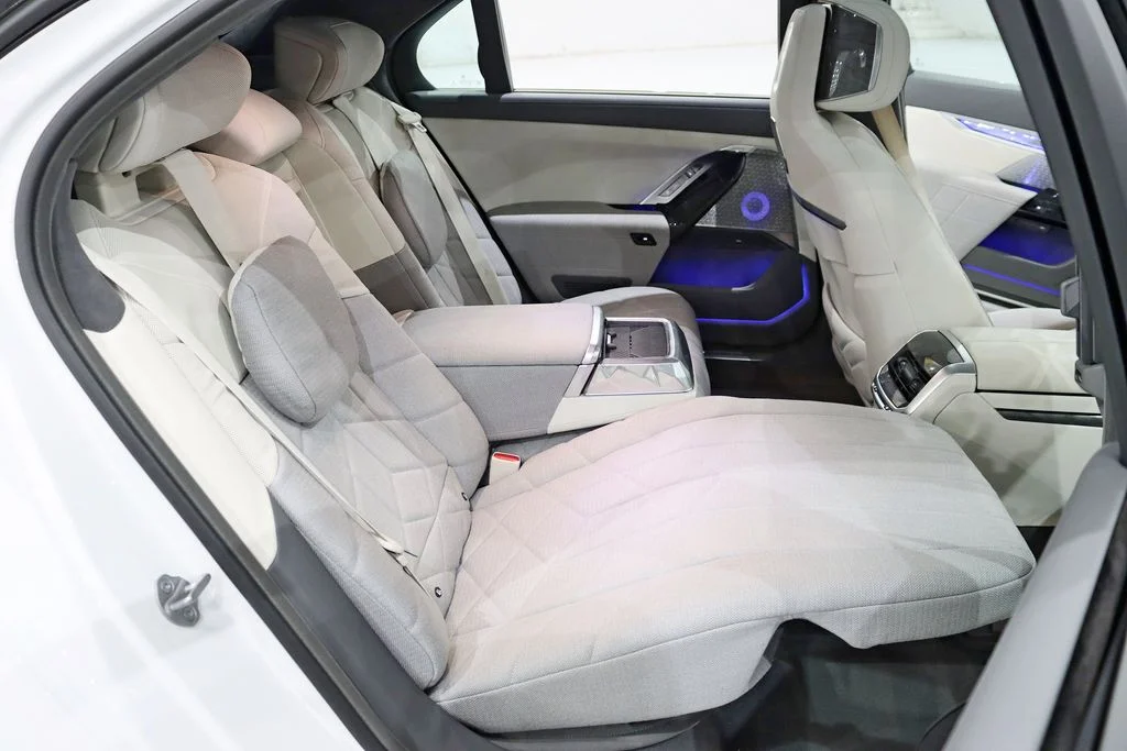 Used 2024 White BMW 760i xDrive image 33