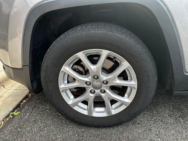 Used 2014 Silver Jeep Latitude image 3