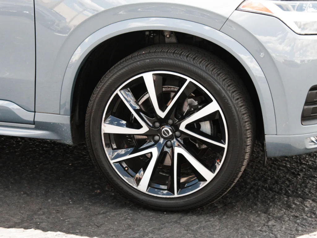 Used 2022 Thunder Grey Metallic Volvo Momentum image 4