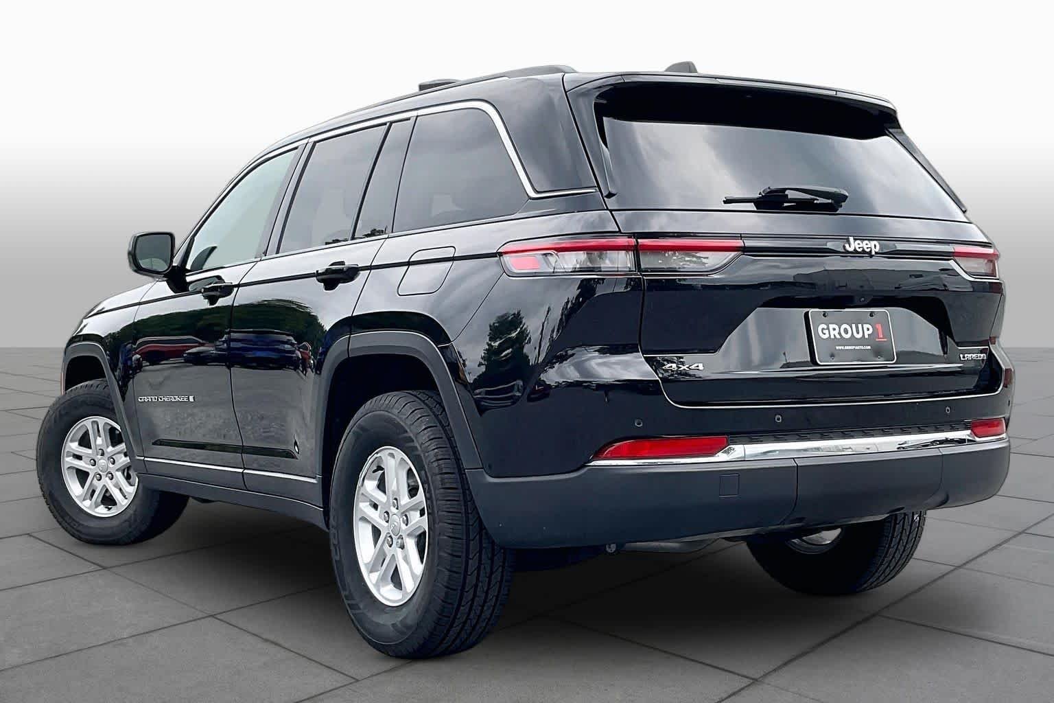 Used 2023 Diamond Black Crystal Pearlcoat Jeep Laredo image 11