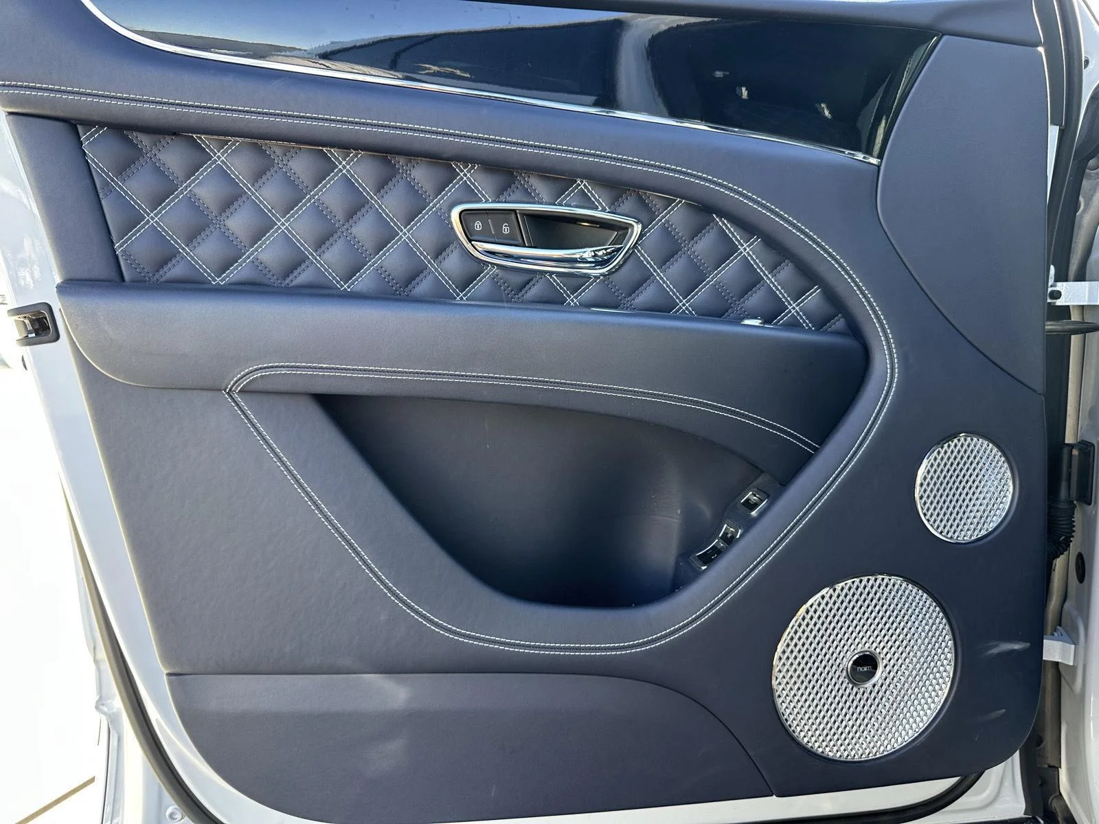 Used 2021 Ghost White Pearlescent Bentley V8 image 13
