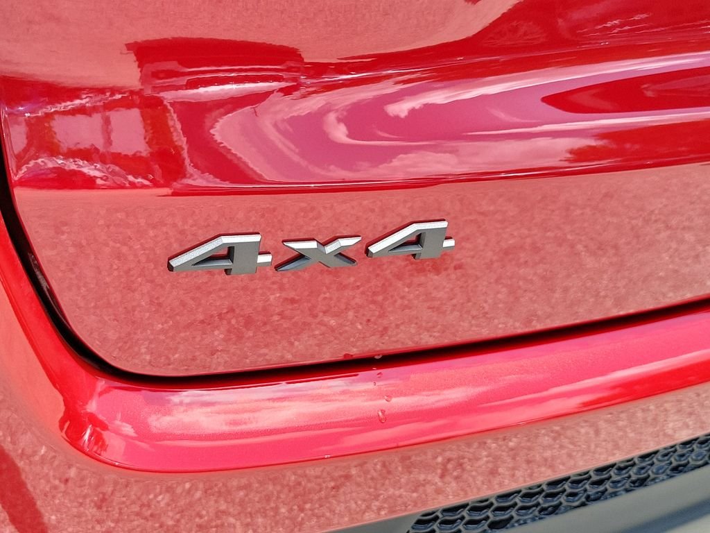 New 2026 Red Hot Pearl-Coat Exterior Paint Jeep Latitude image 6