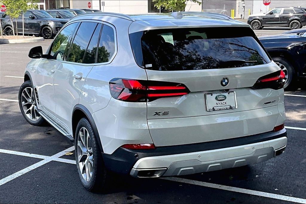 Used 2025 White BMW xDrive40i image 12