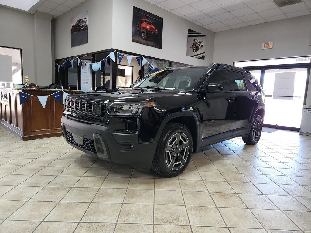 New 2026 Diamond Black Crystal Pearl-Coat Exterior Paint Jeep Limited image 2