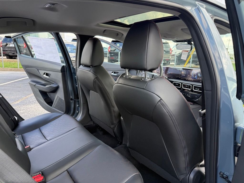 New 2026 Atlantic Gray Metallic / Super Black Two-tone Nissan SR image 22