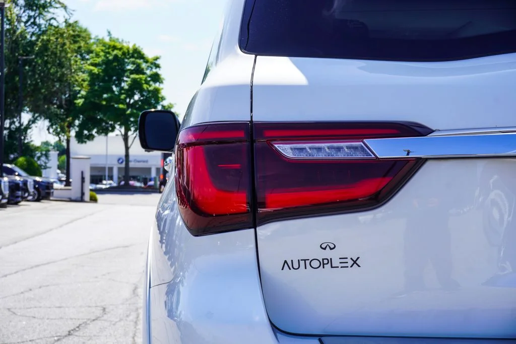 Used 2023 White INFINITI LUXE image 38