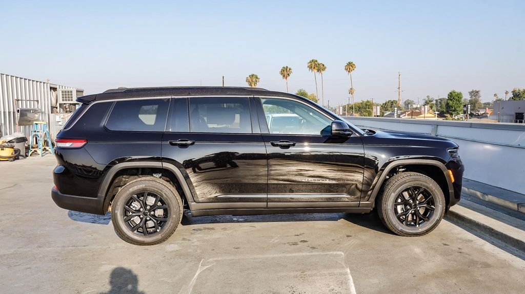 New 2026 Diamond Black Jeep Altitude image 13