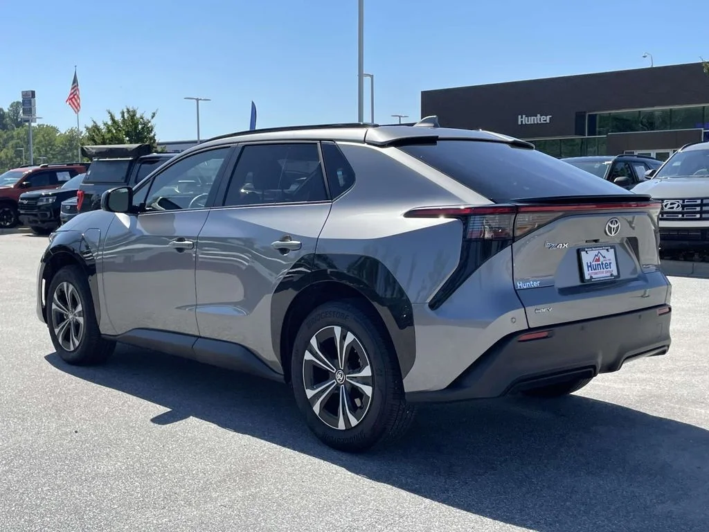 Used 2025 Heavy Metal Toyota XLE image 25