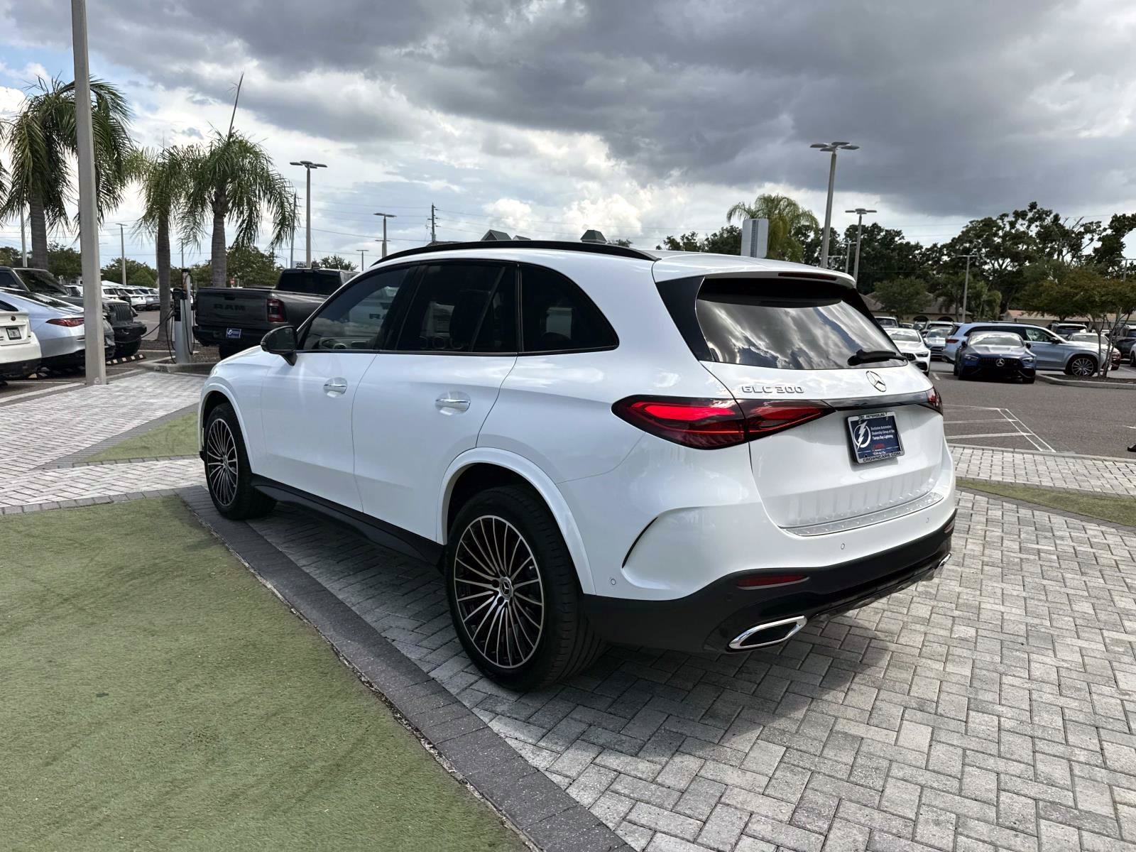 New 2026 Polar White Mercedes-Benz 300 SUV image 4
