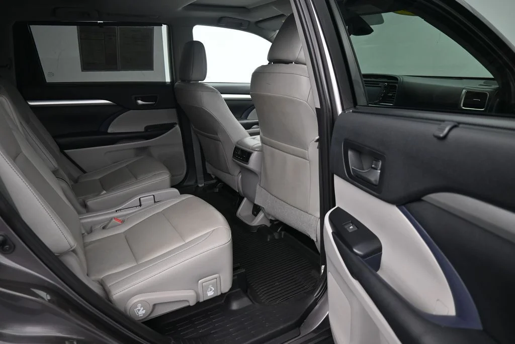 Used 2019 Gray Toyota XLE image 11