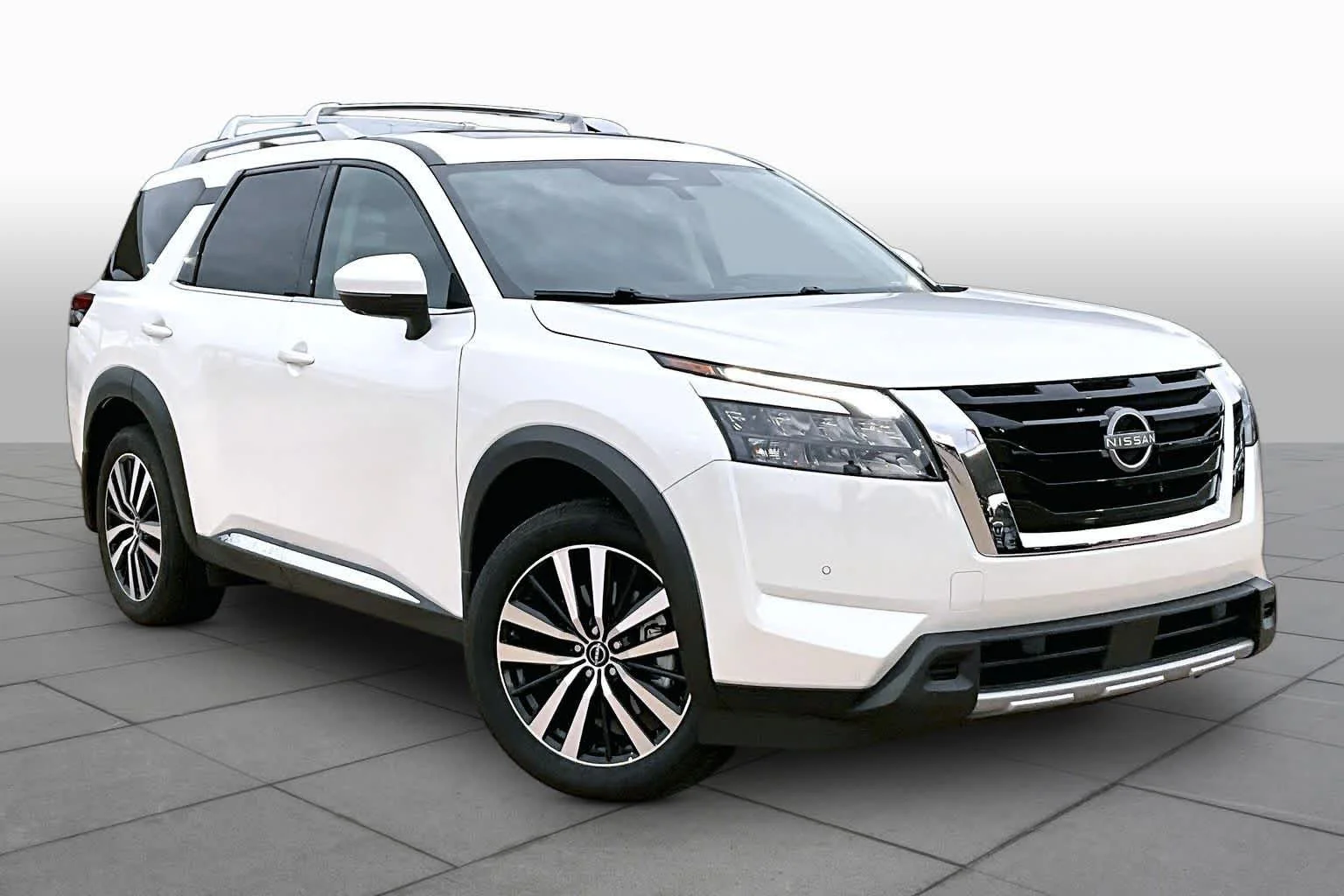 Used 2025 Everest White Pearl Tricoat Nissan Platinum image 3