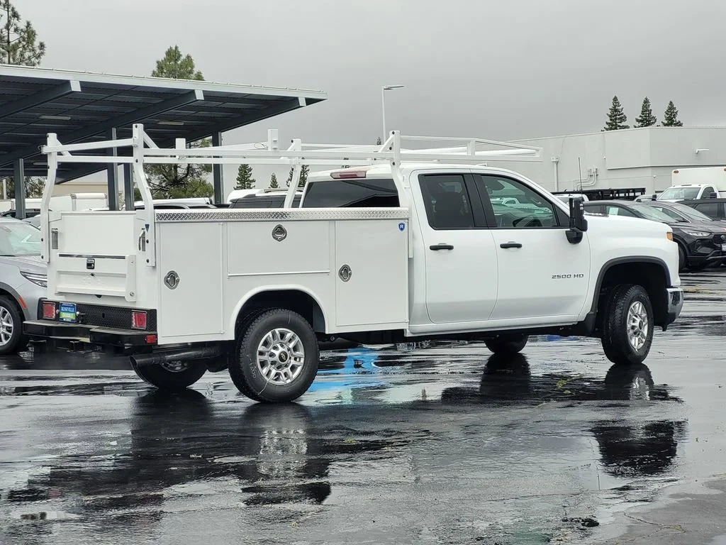 New 2026 Summit White Chevrolet WT image 4