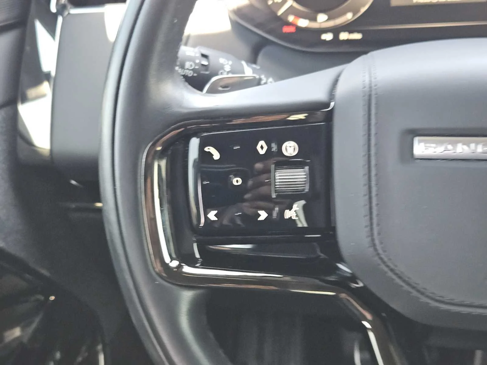 Certified Used 2024 Fuji White Land Rover Dynamic SE image 24