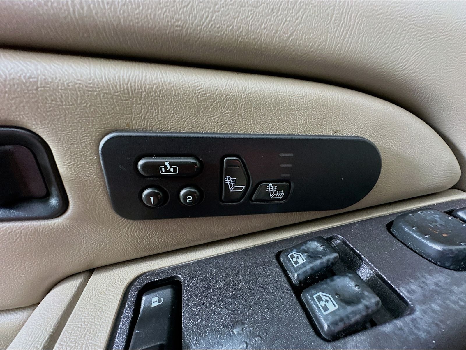 Used 2004 Sandstone Metallic Chevrolet Base image 31
