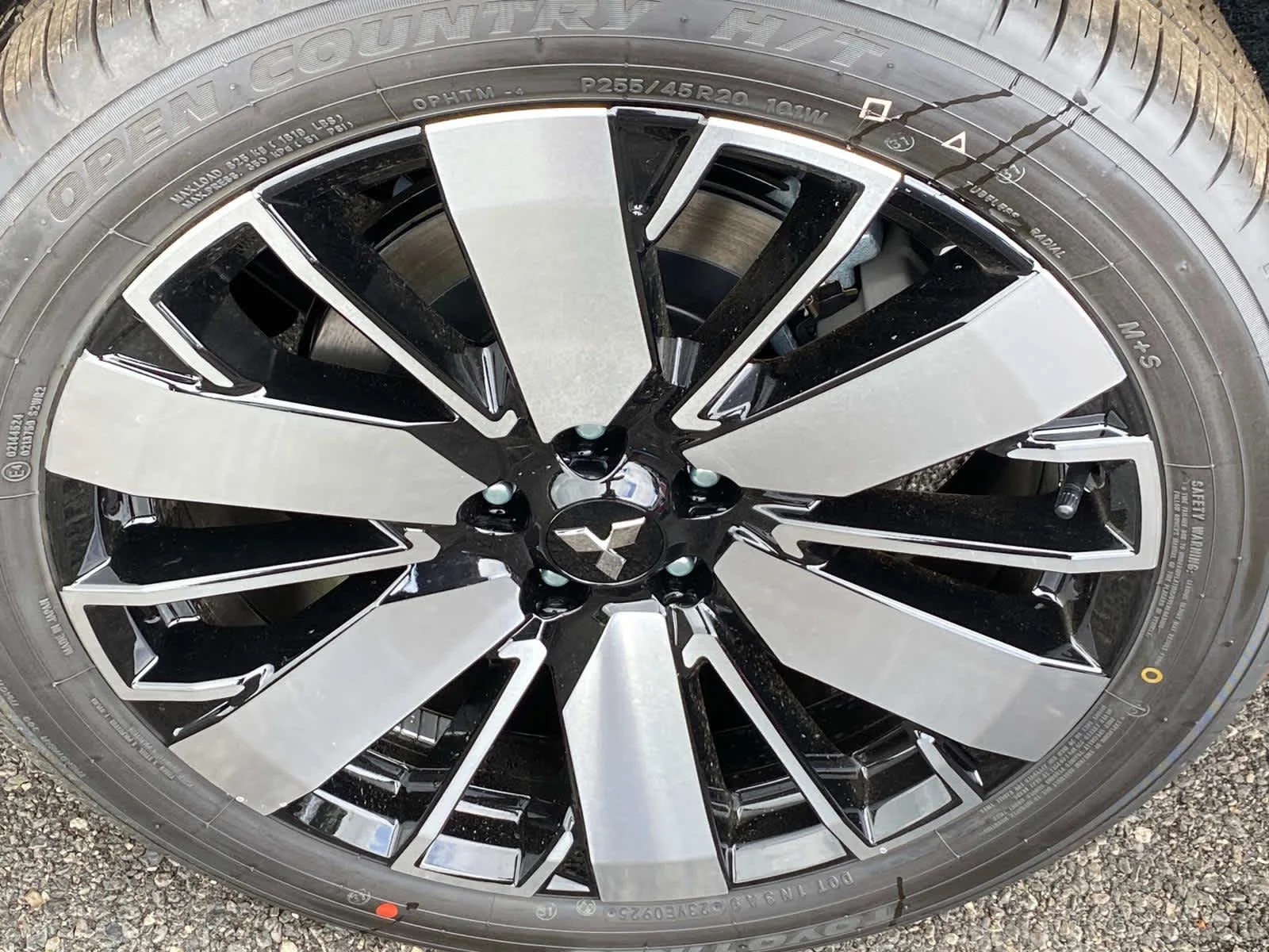 New 2025 Black Diamond/Alloy Silver Roof Mitsubishi Platinum Edition image 5
