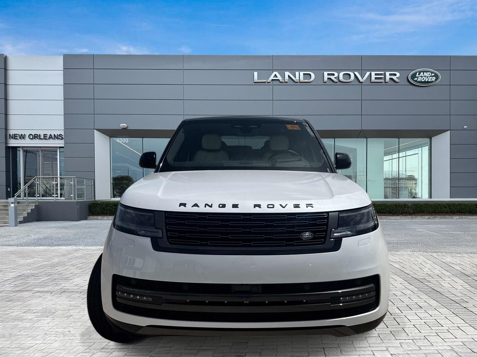 New 2026 Ostuni Pearl White LAND ROVER SE PHEV image 4